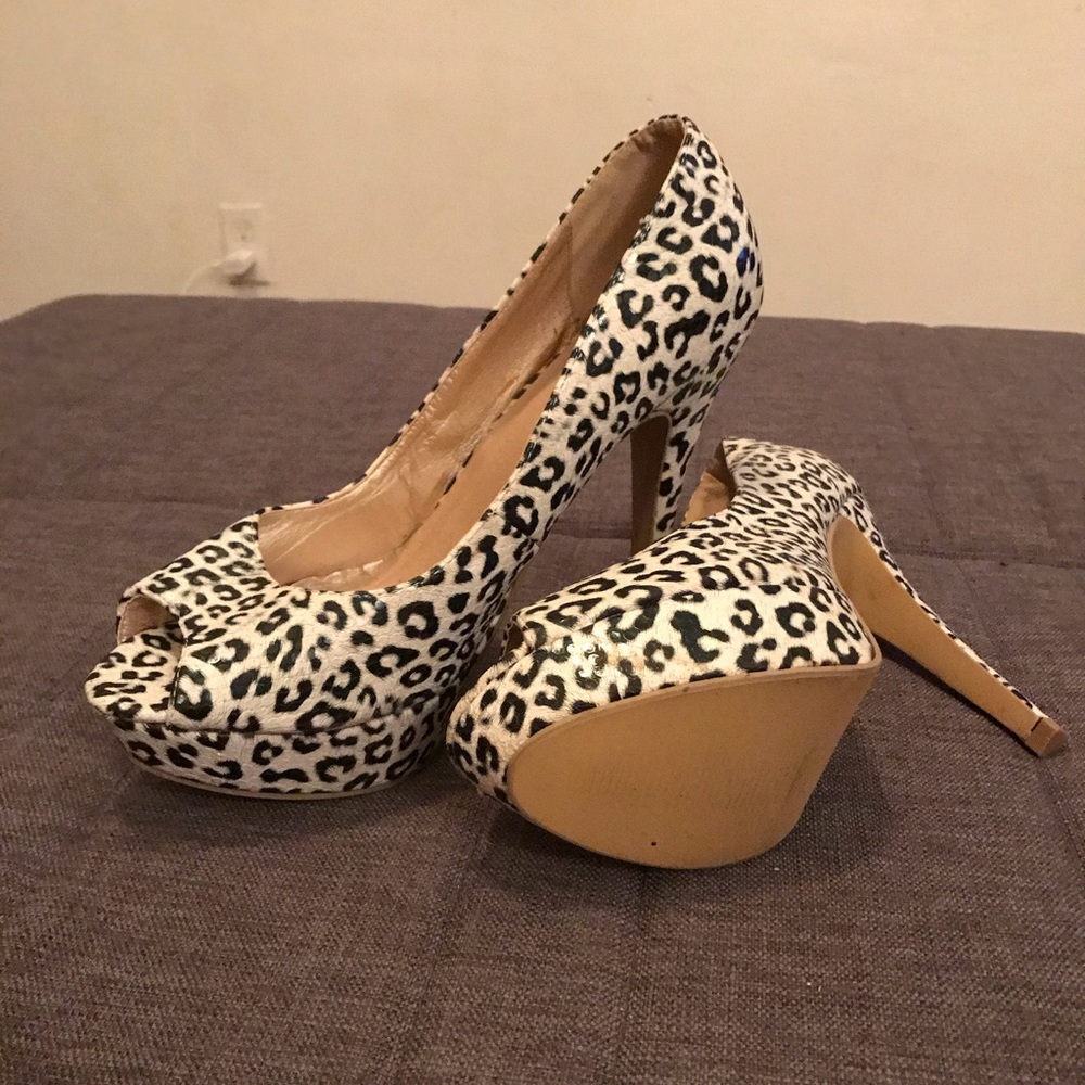 Black and white leopard print heels. Sz 10